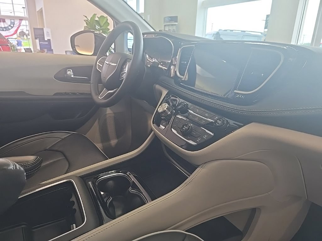 Used 2024 Chrysler Pacifica Limited FWD image 46