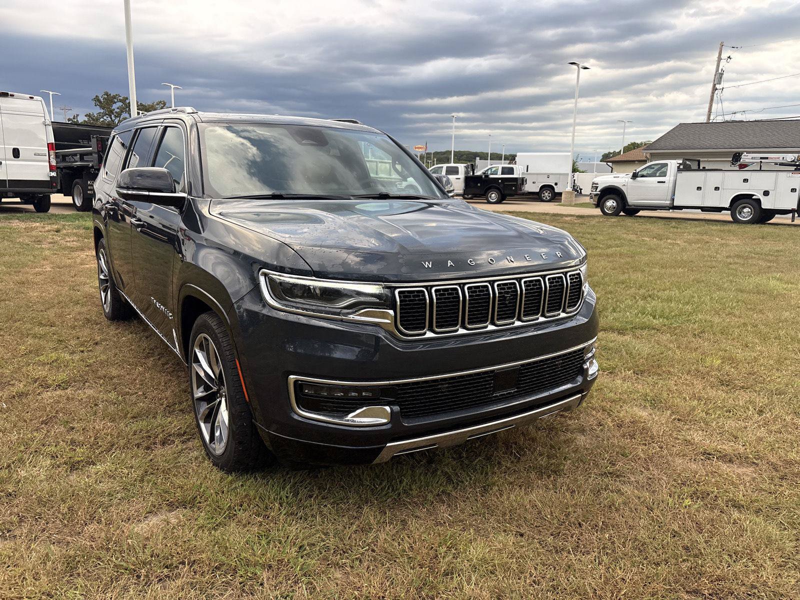 Used 2025 Jeep Wagoneer L Series III w/ Premium Group I AWD/4WD image 3