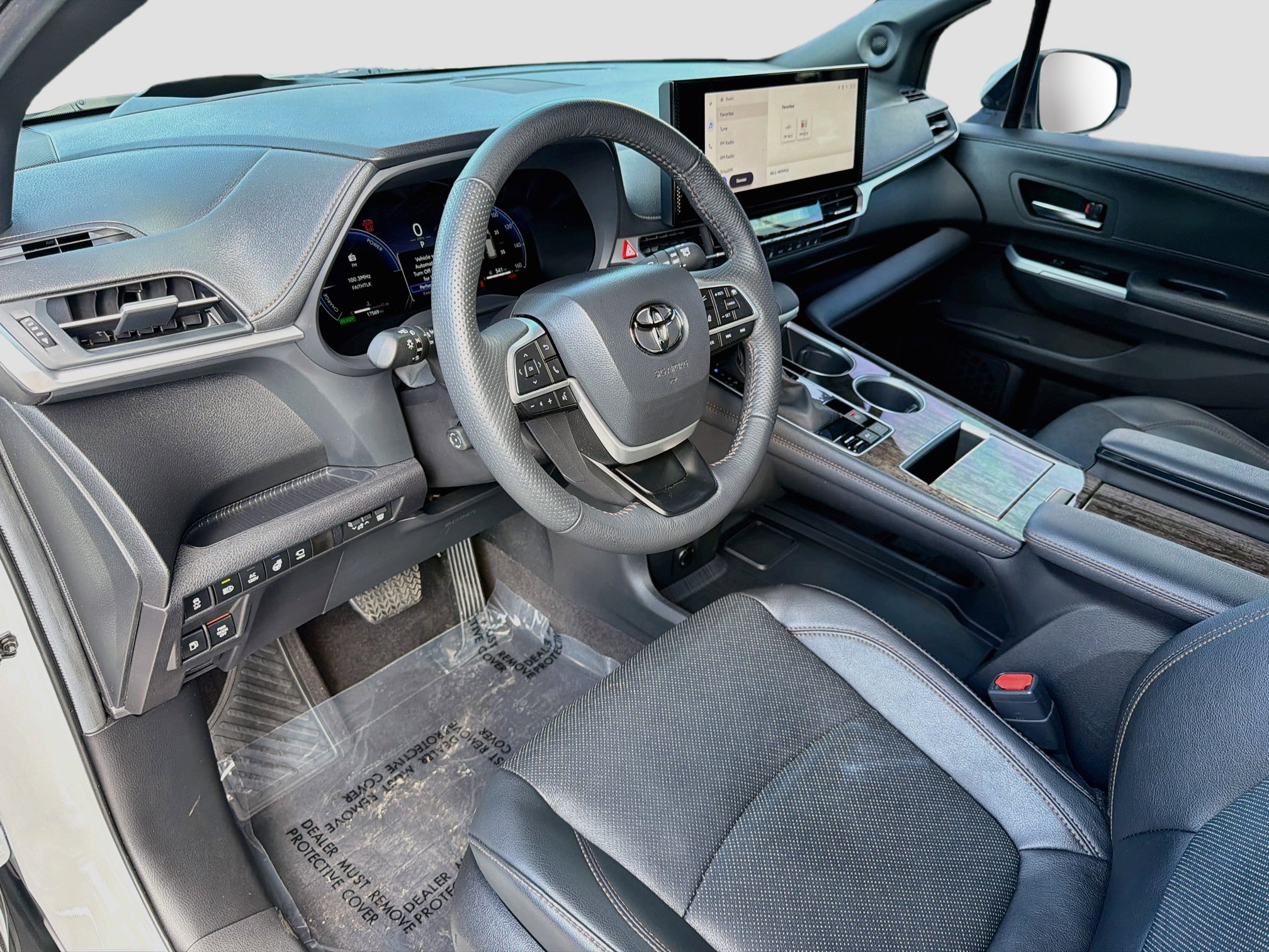 Used 2025 Toyota Sienna Platinum AWD/4WD image 25
