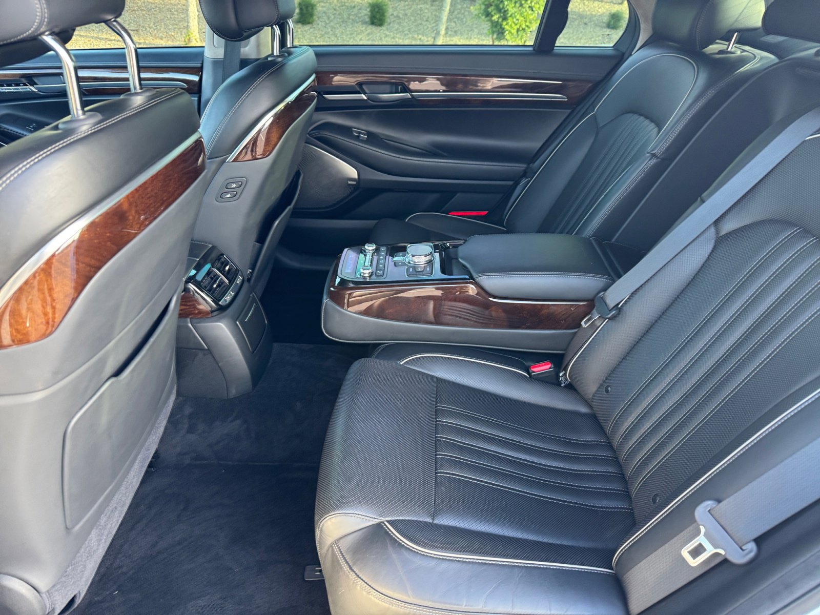 Used 2017 Genesis G90 3.3T Premium image 17