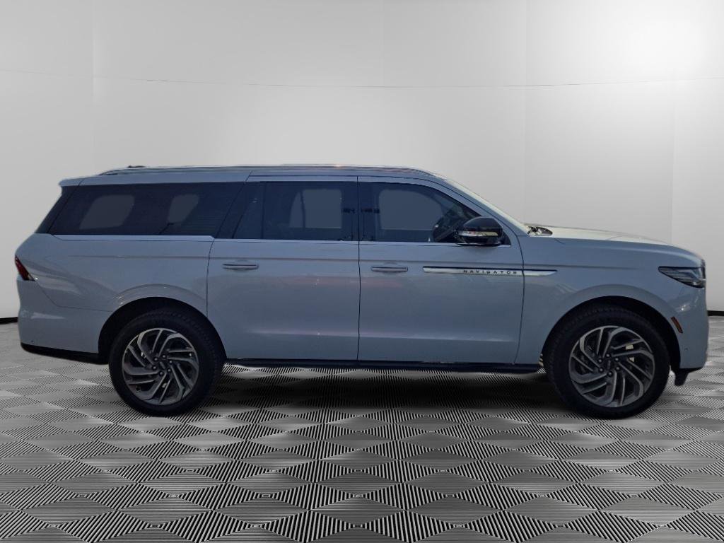 Used 2025 Lincoln Navigator L Reserve image 8