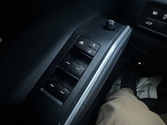 Used 2024 Toyota Highlander AWD image 23