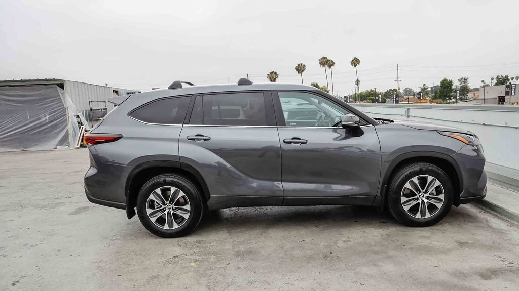 Used 2024 Toyota Highlander XLE AWD/4WD image 13