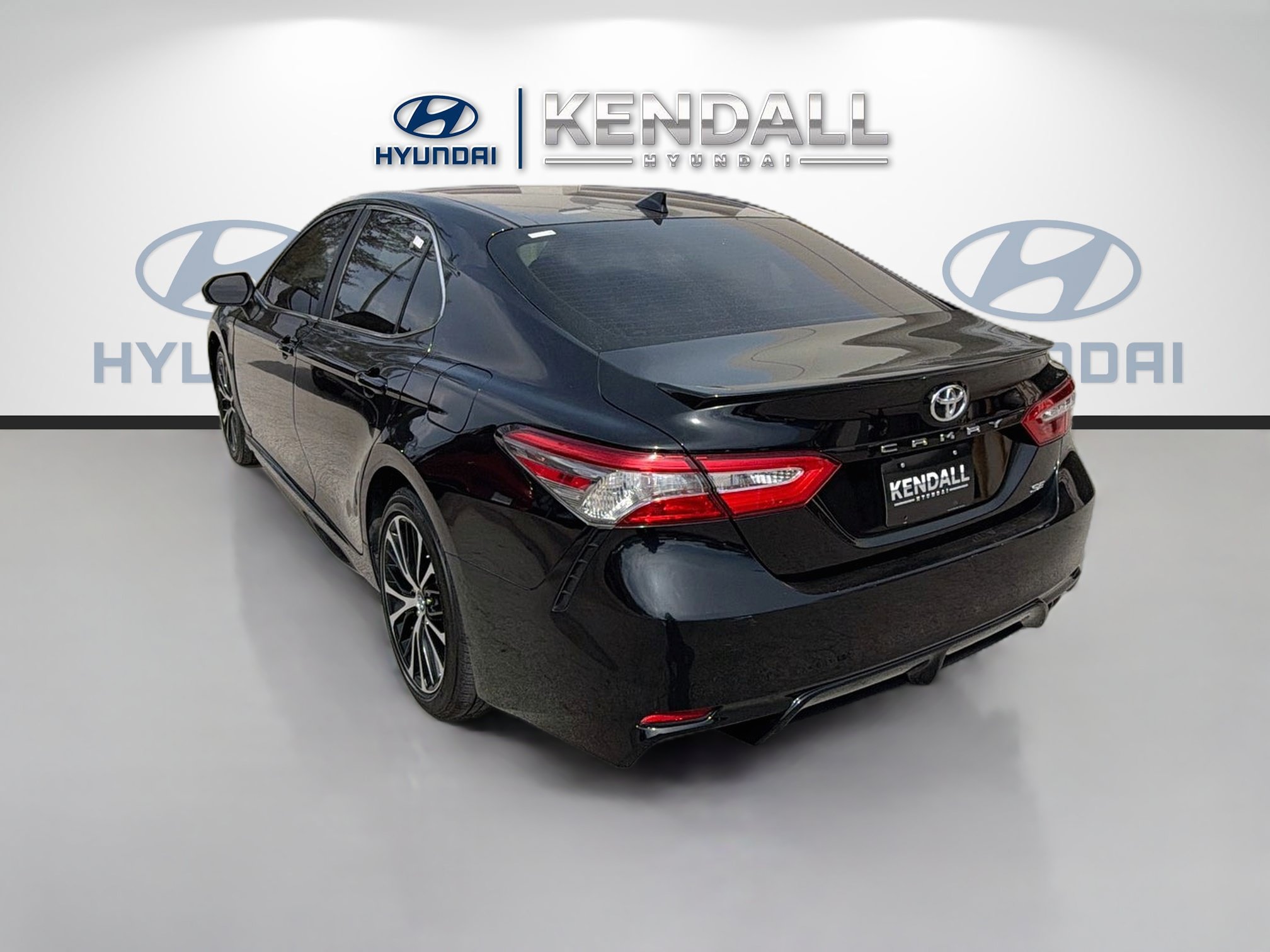 Used 2019 Toyota Camry SE FWD image 4
