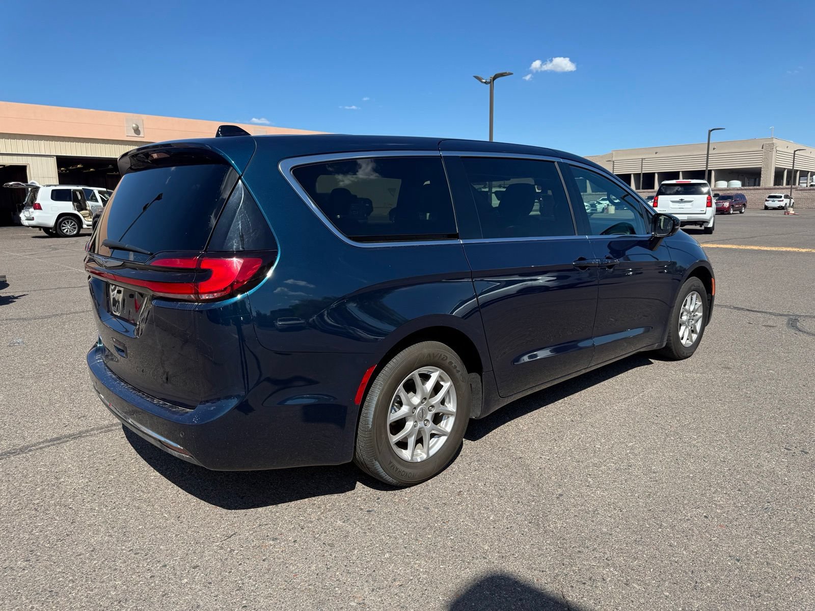 Used 2025 Chrysler Pacifica Select FWD image 5