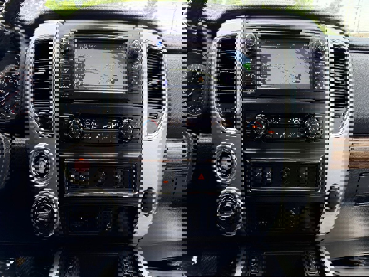 Used 2017 Nissan Titan SL image 28