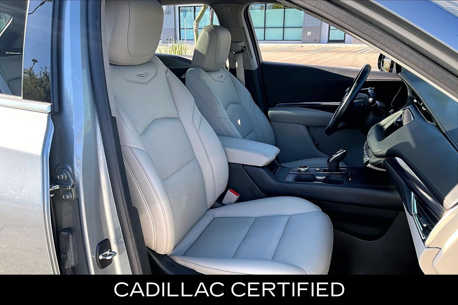 Used 2023 Cadillac XT4 Luxury w/ Cold Weather Package FWD image 8