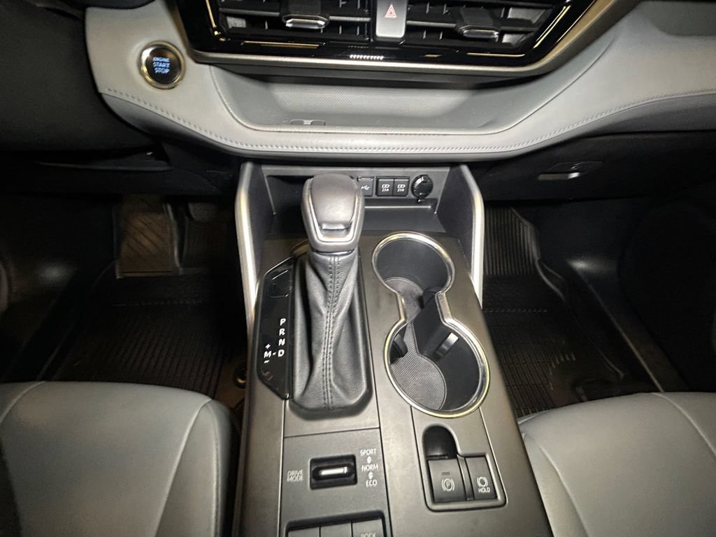 Used 2021 Toyota Highlander XLE AWD/4WD image 11