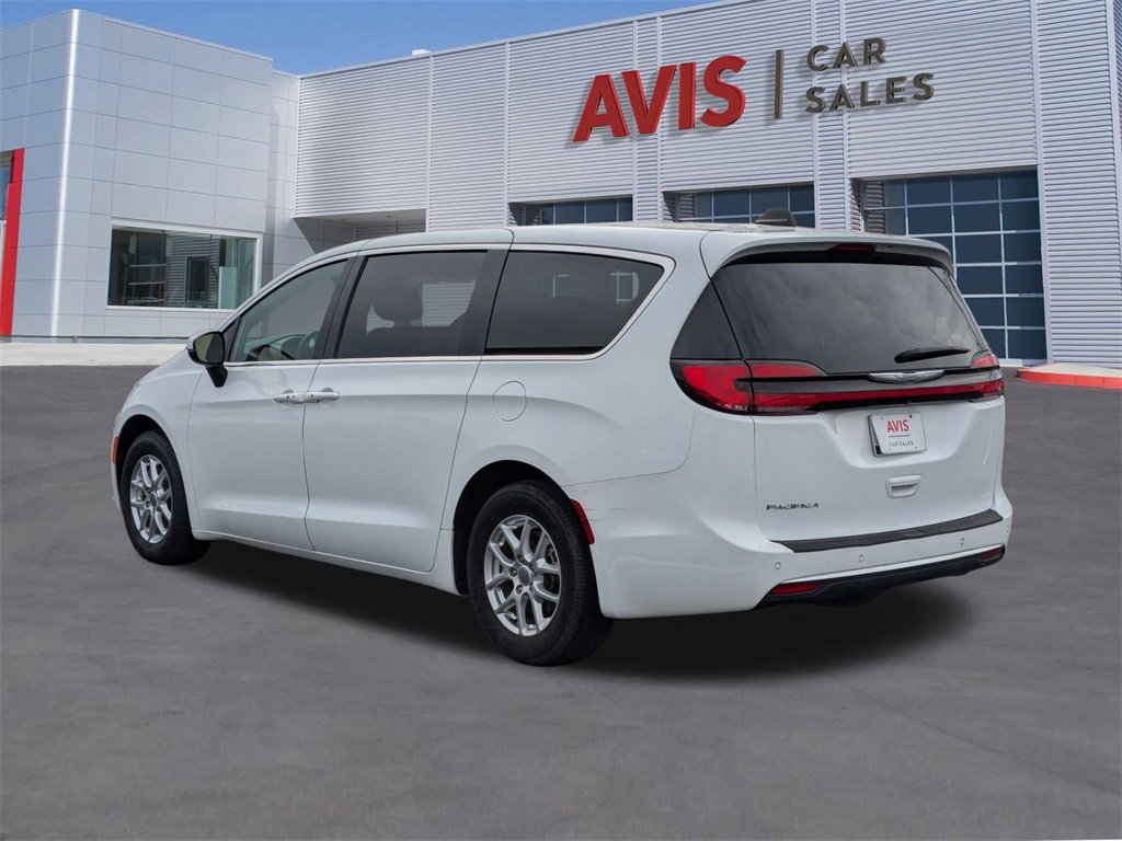 Used 2023 Chrysler Pacifica Touring image 3