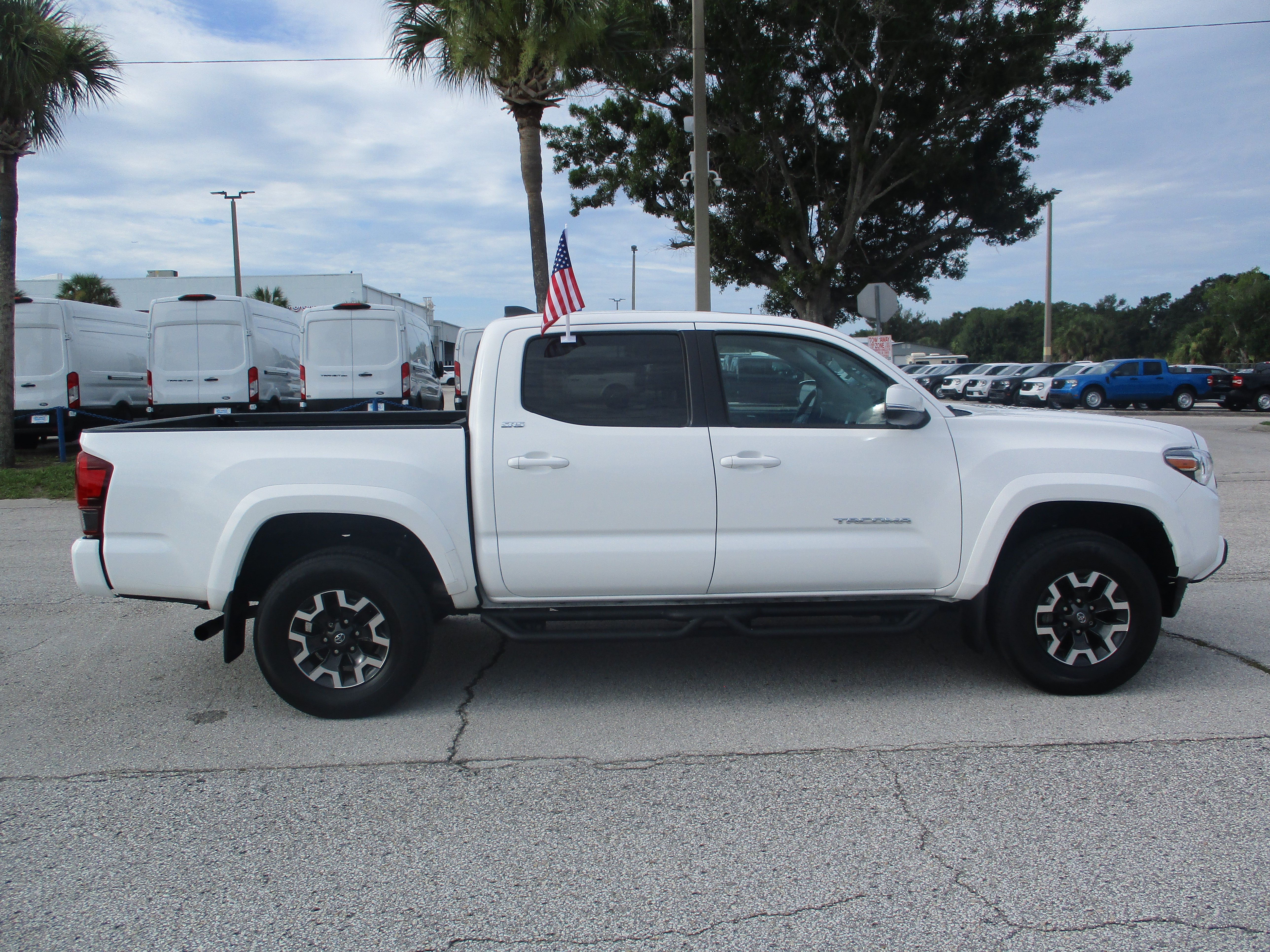 Used 2023 Toyota Tacoma SR5 w/ Technology Package AWD/4WD image 8