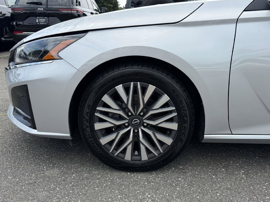 Used 2024 Nissan Altima 2.5 SV FWD image 13