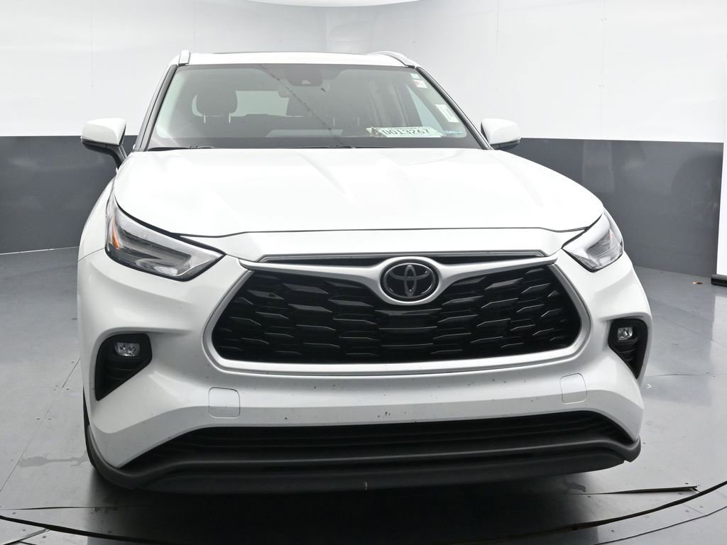 Used 2024 Toyota Highlander XLE AWD/4WD image 3