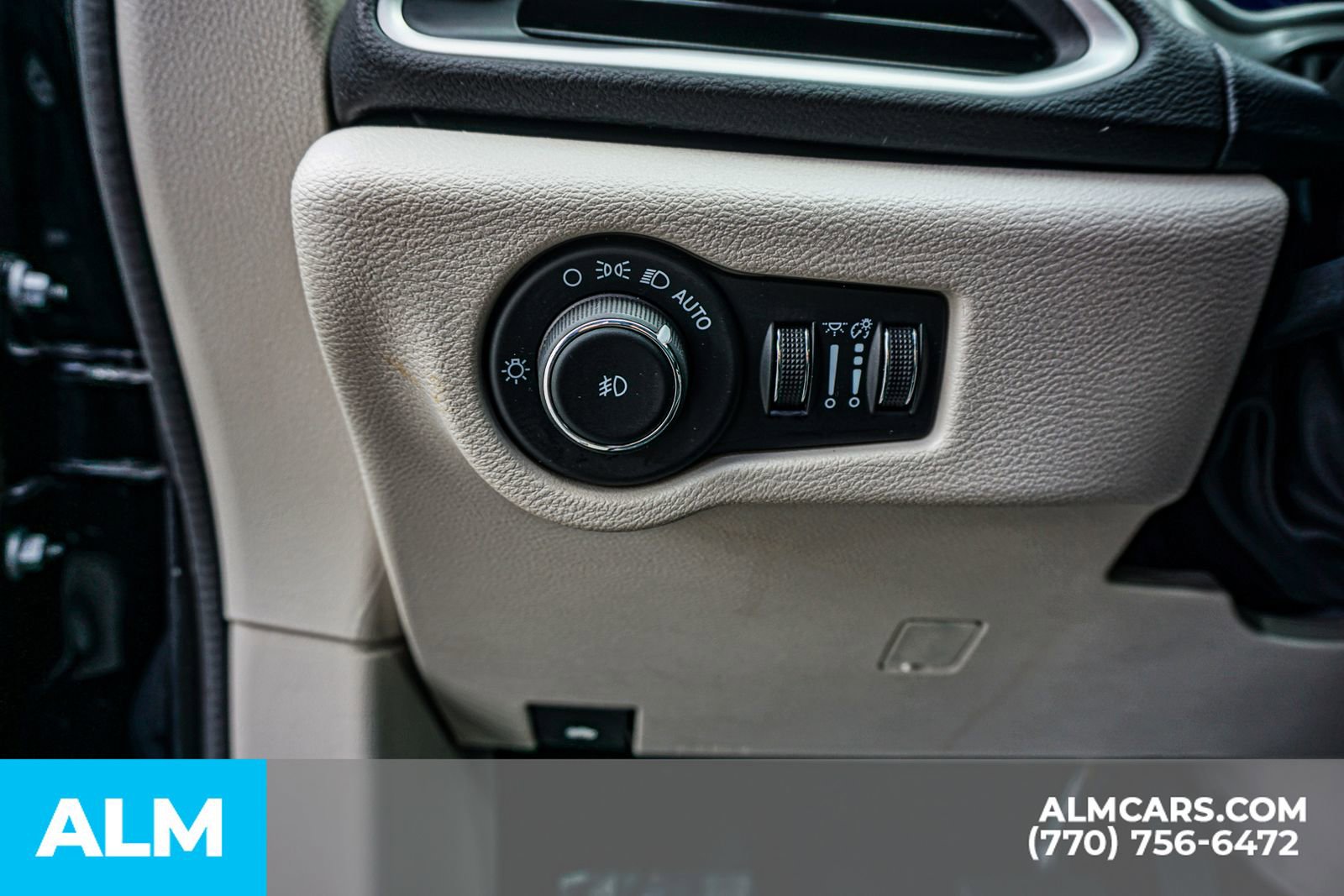 Used 2024 Chrysler Pacifica Touring-L image 37