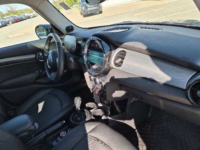Used 2022 MINI Cooper 4-Door Hardtop w/ Premium Package FWD image 9