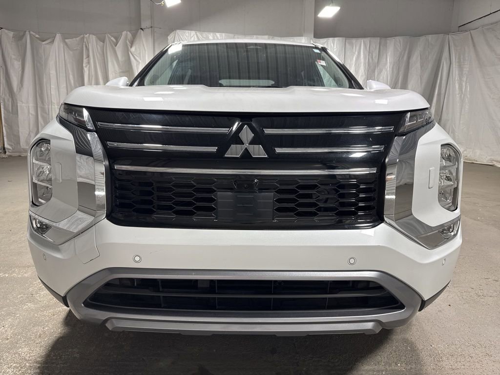 Used 2025 Mitsubishi Outlander SE image 2