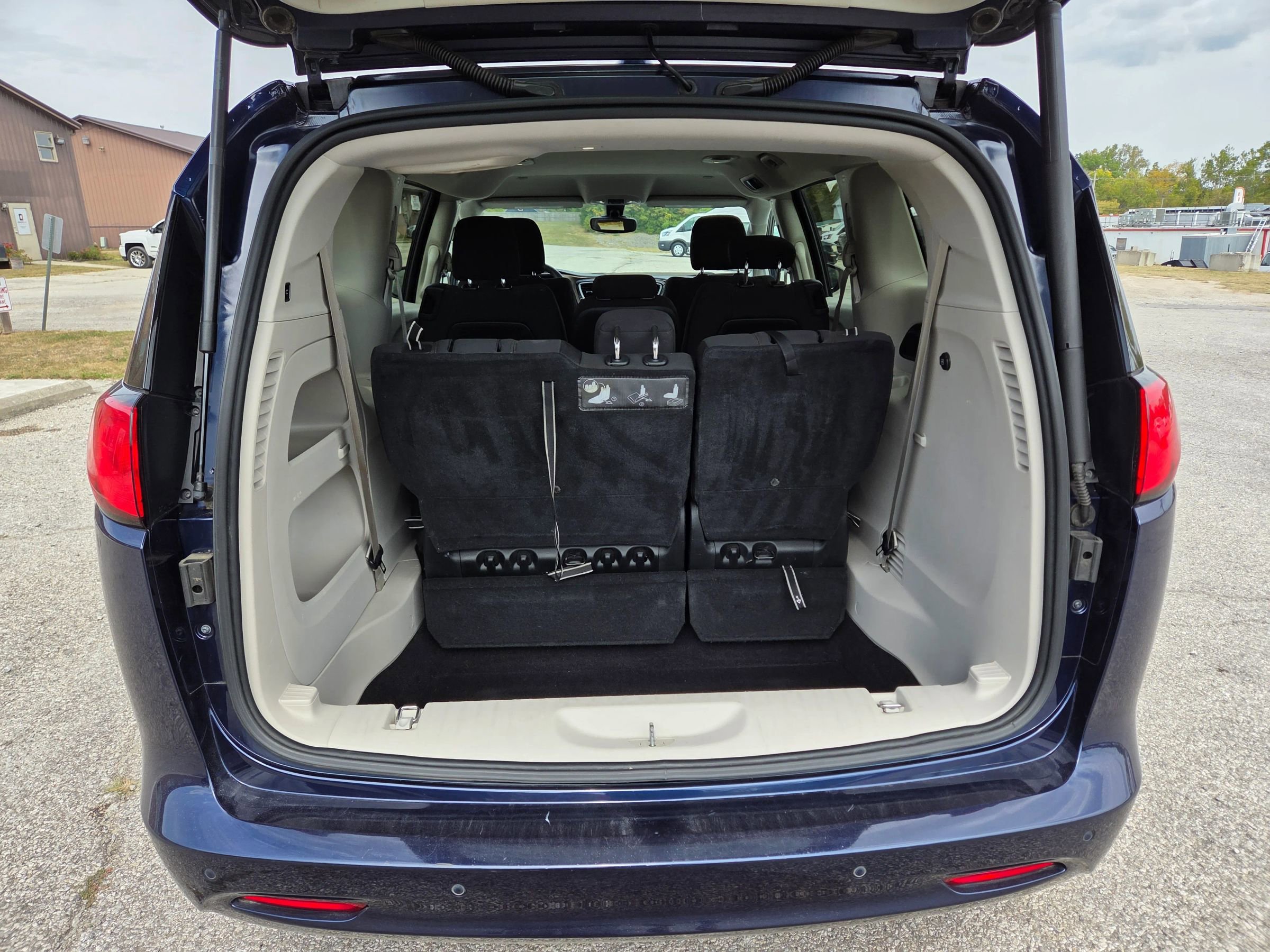 Used 2017 Chrysler Pacifica Touring image 16