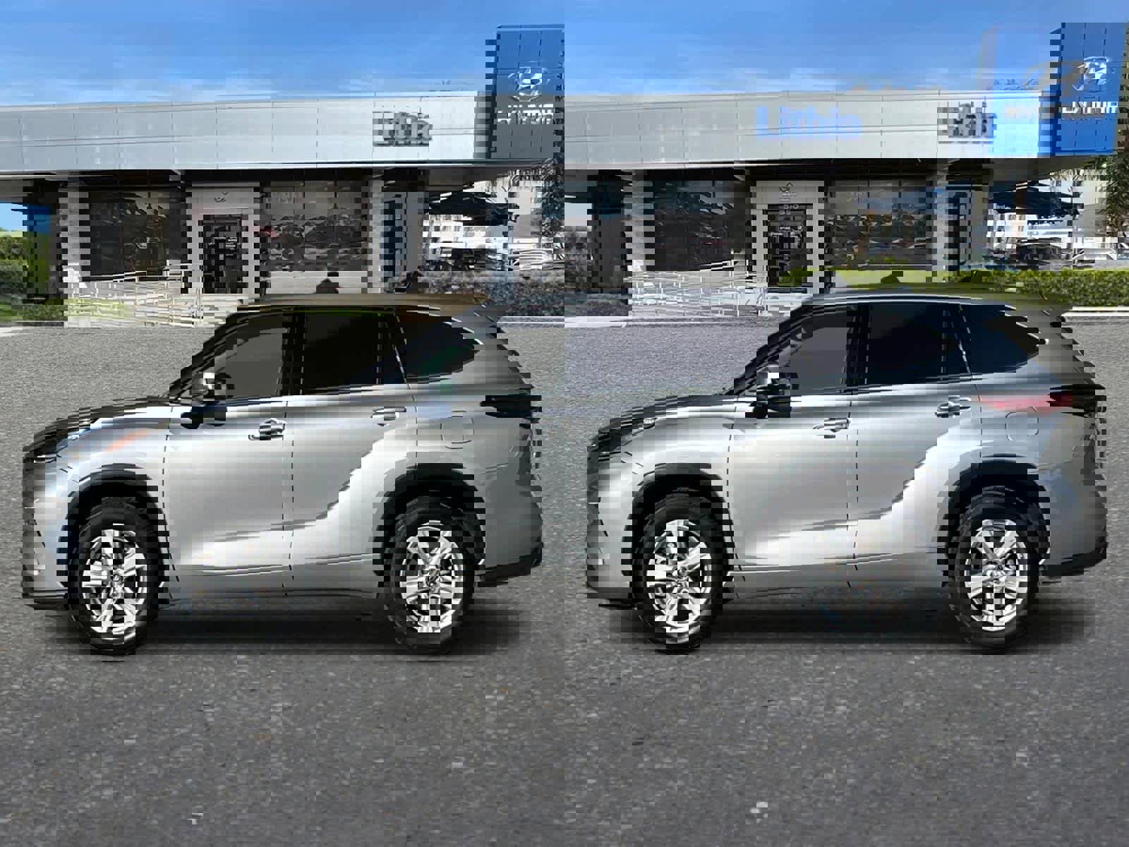 Used 2021 Toyota Highlander LE image 6