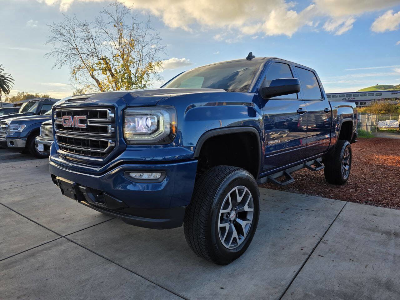 Used 2018 GMC Sierra 1500 SLE w/ SLE Value Package AWD/4WD image 1