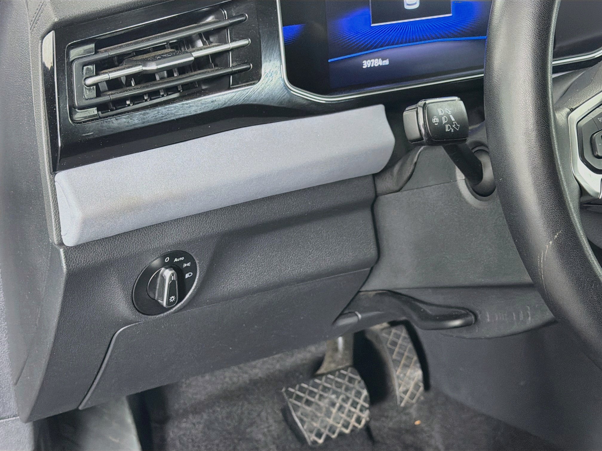 Used 2025 Volkswagen Jetta SE FWD image 17