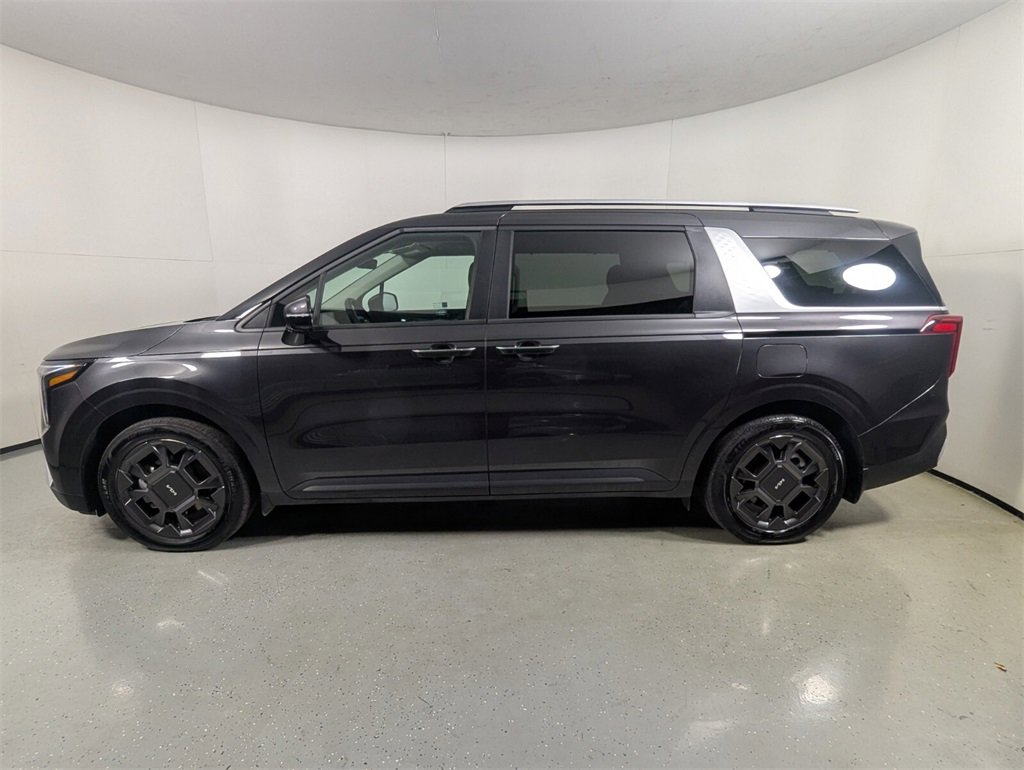 Used 2025 Kia Carnival EX image 4