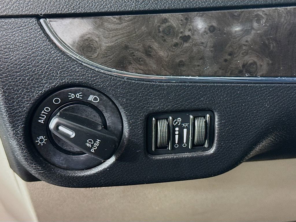 Used 2014 Chrysler Town & Country Touring-L w/ Driver Convenience Group FWD image 10
