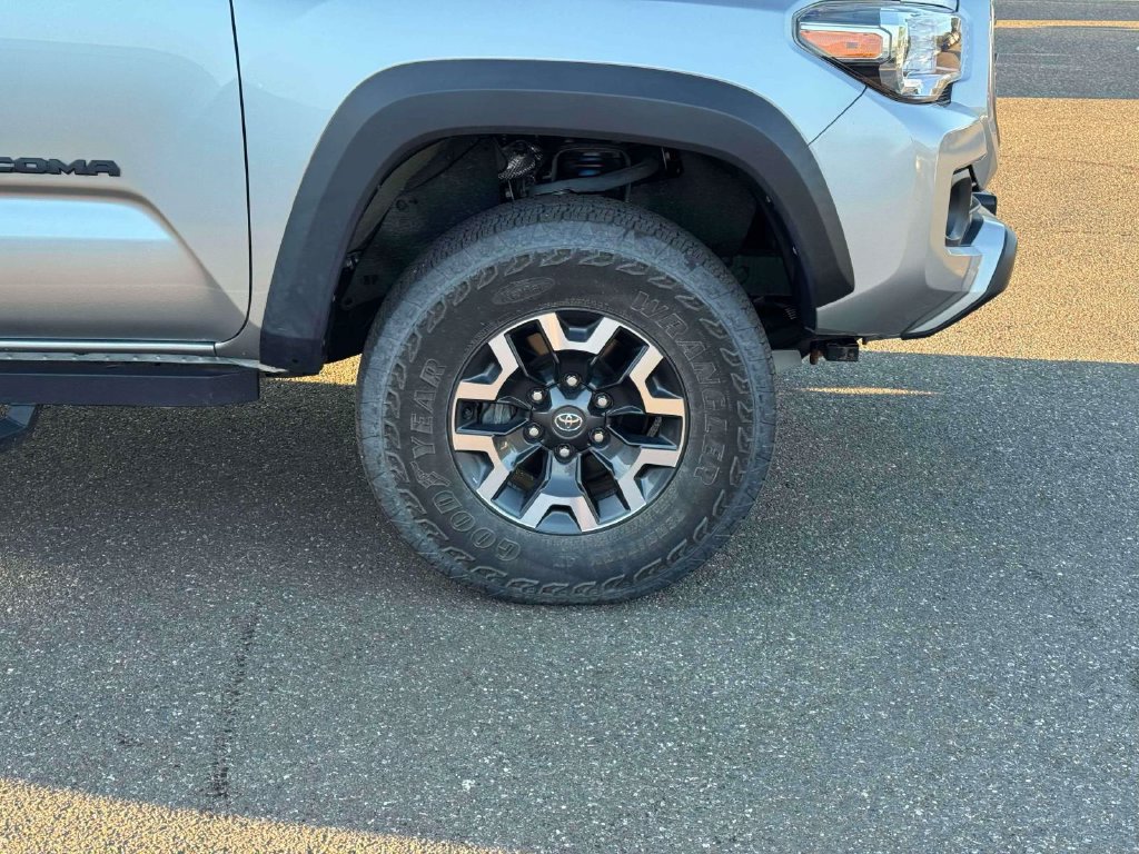 Used 2022 Toyota Tacoma TRD Off-Road AWD/4WD image 9