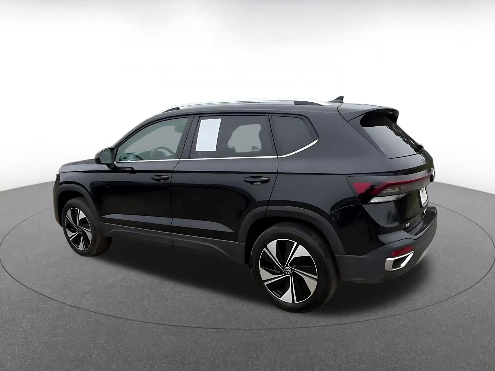 Used 2025 Volkswagen Taos SE AWD/4WD image 10