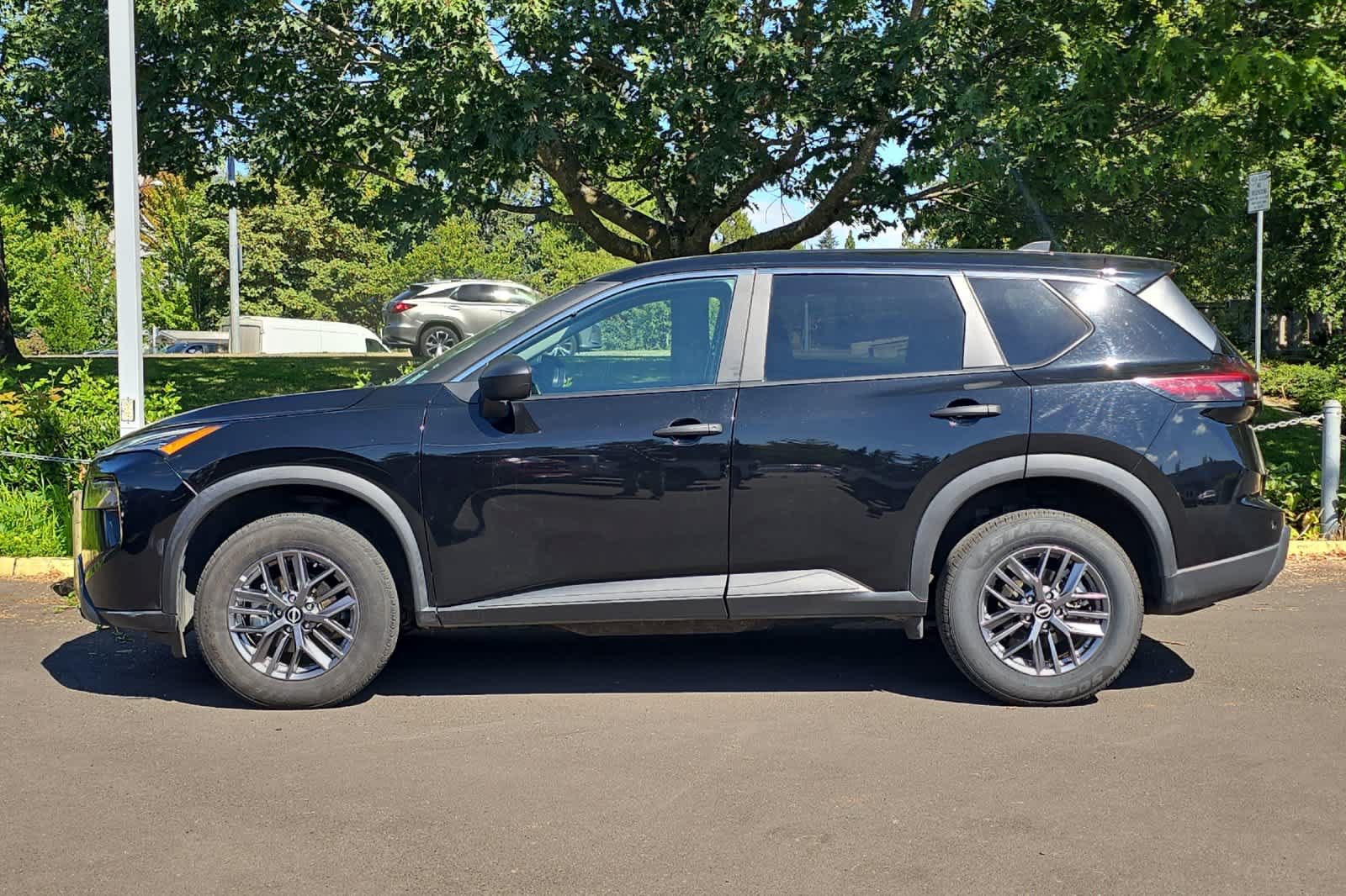 Used 2024 Nissan Rogue S AWD/4WD image 5