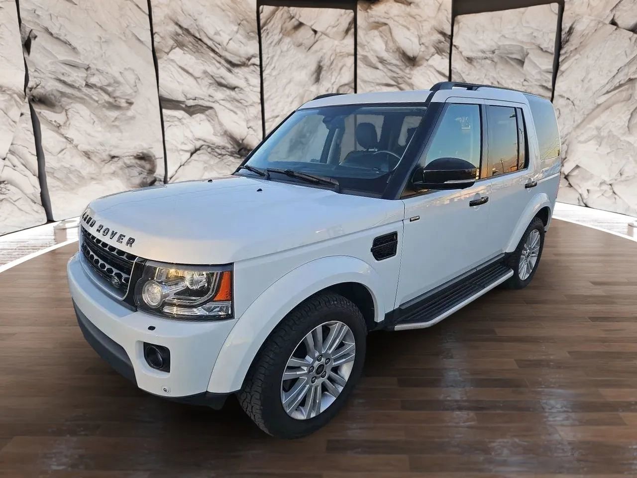 Used 2016 Land Rover LR4 HSE Silver Edition image 1