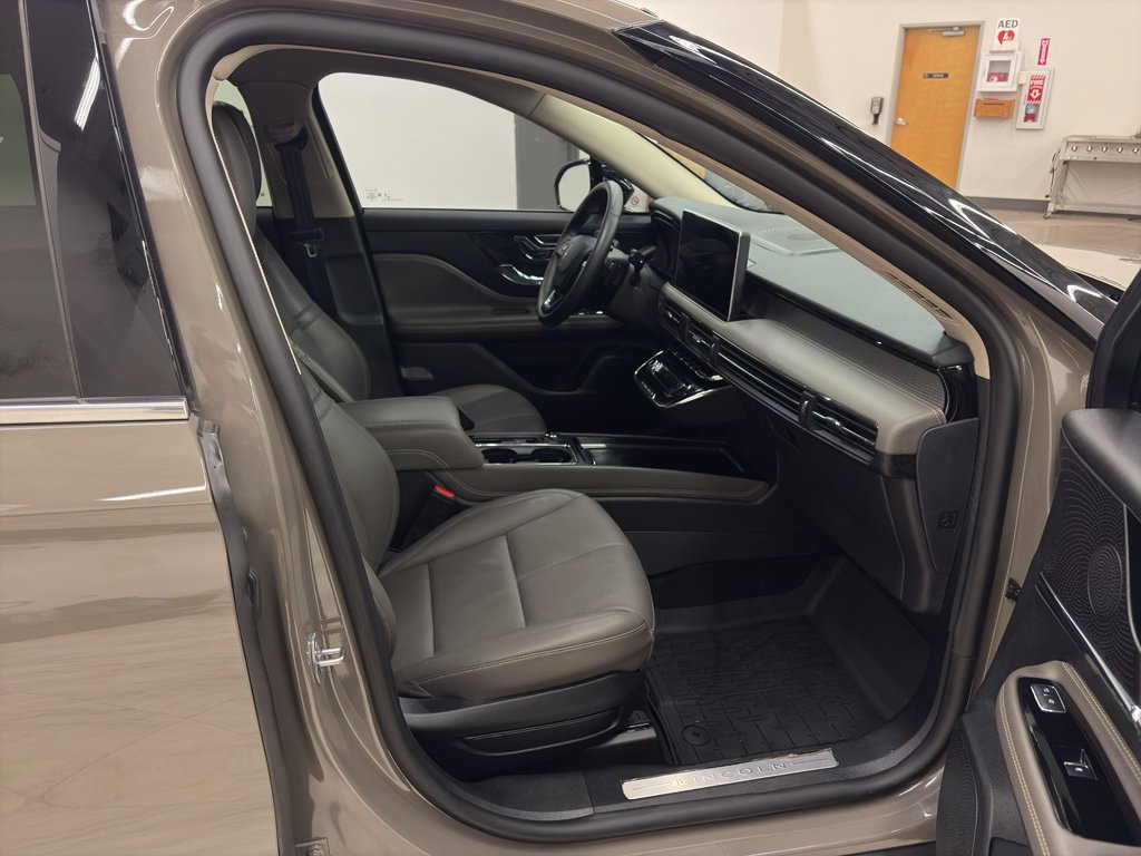 Used 2025 Lincoln Corsair Reserve w/ Rear Removable Package Tray image 19