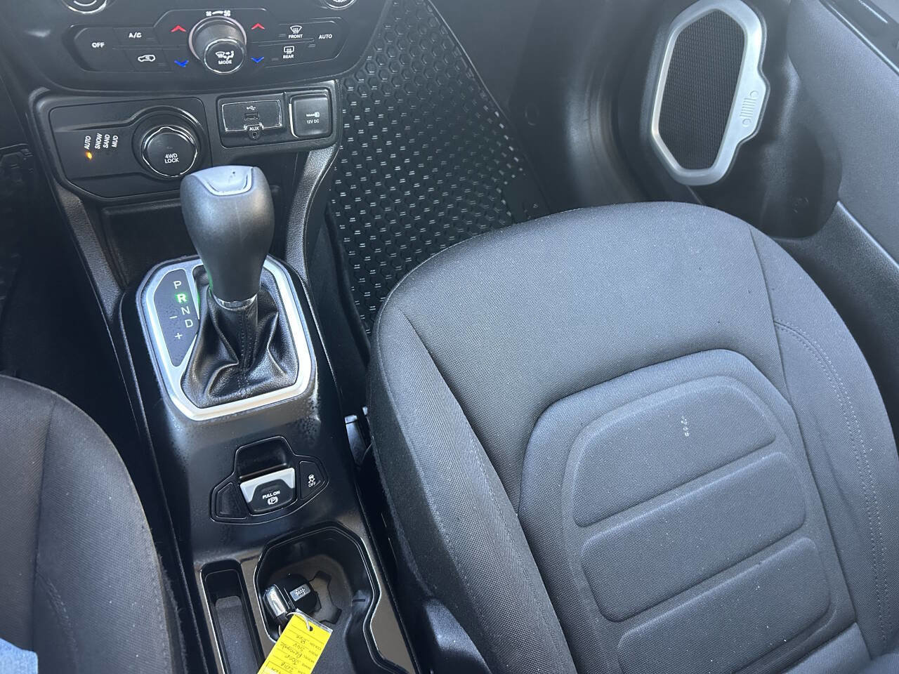 Used 2018 Jeep Renegade Latitude w/ Cold Weather Group AWD/4WD image 22