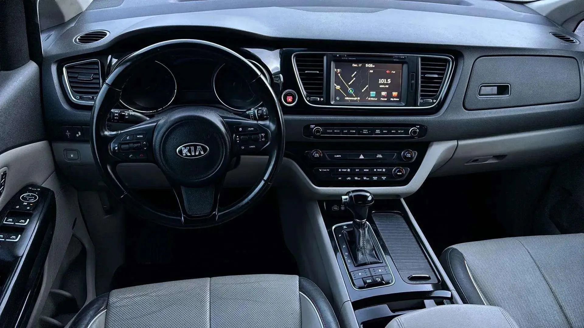 Used 2015 Kia Sedona SX image 32