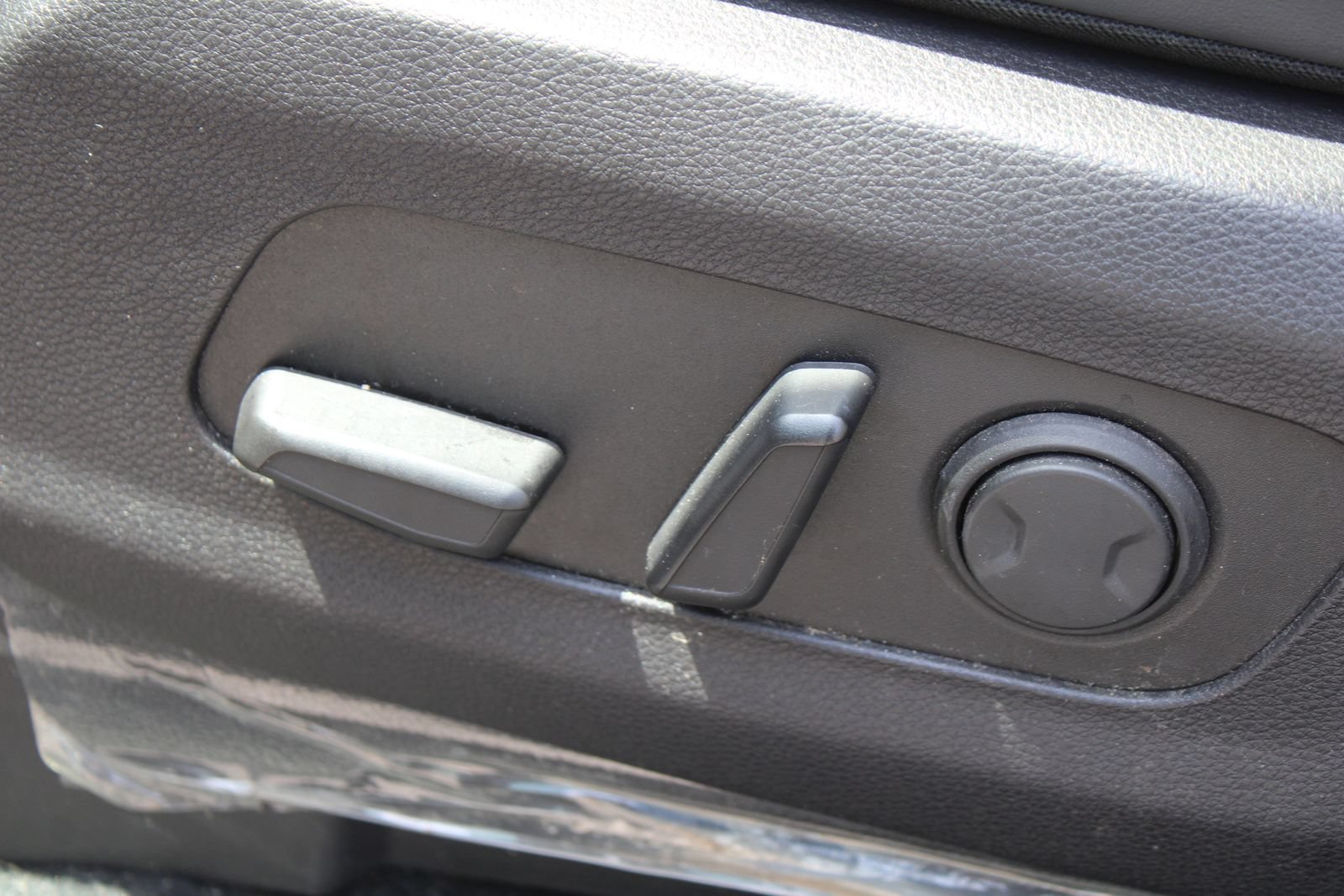 Used 2024 Kia Carnival LX FWD image 28