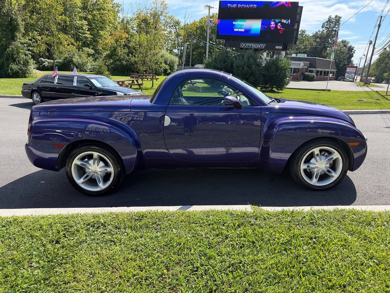Used 2004 Chevrolet SSR w/ Preferred Equipment Group RWD image 6