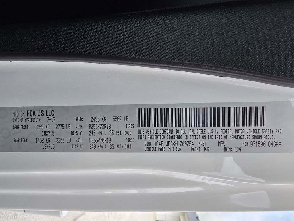 Used 2017 Jeep Wrangler Unlimited Sahara w/ Connectivity Group image 31