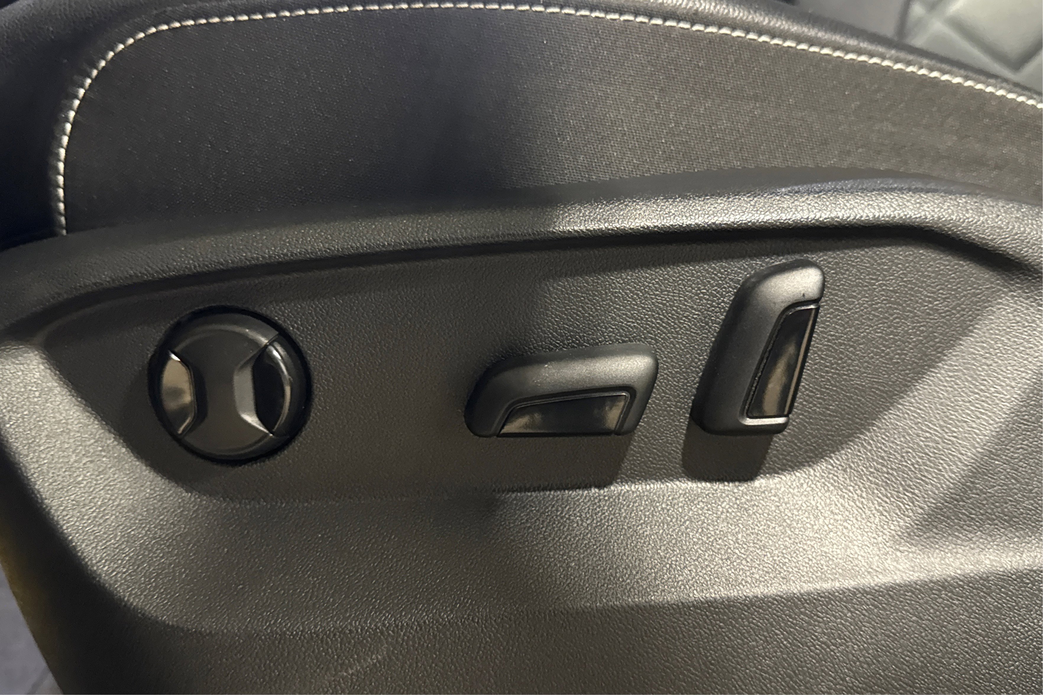 Used 2025 Volkswagen Atlas SE image 19