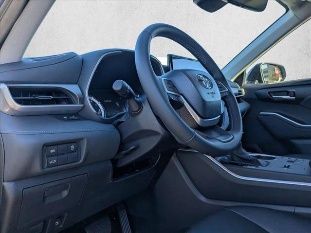 New 2025 Toyota Highlander LE image 3