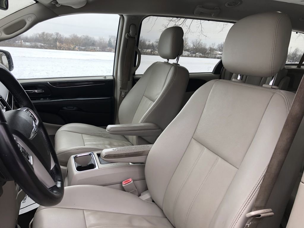 Used 2014 Chrysler Town & Country Touring image 24