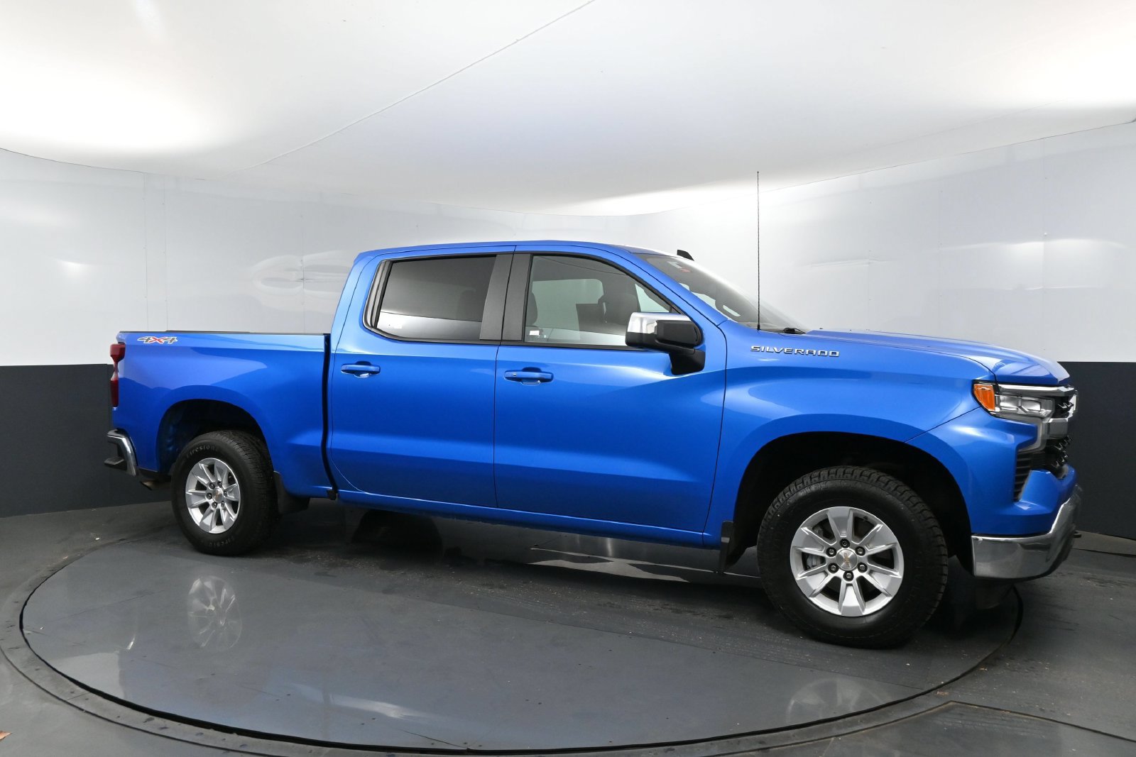 Used 2025 Chevrolet Silverado 1500 LT AWD/4WD image 3