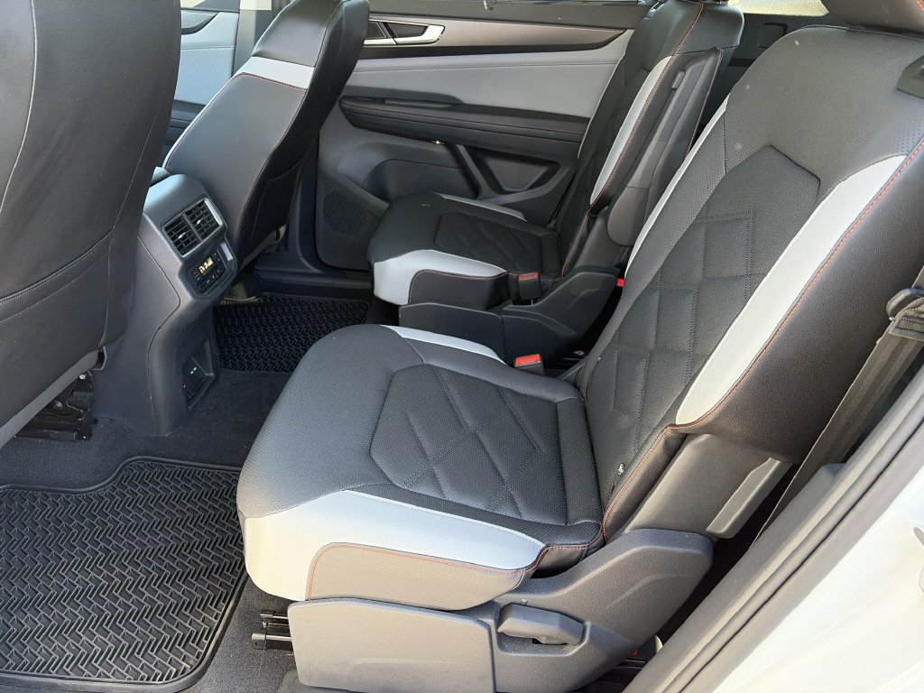 Certified 2025 Volkswagen Atlas Peak Edition SE AWD/4WD image 18