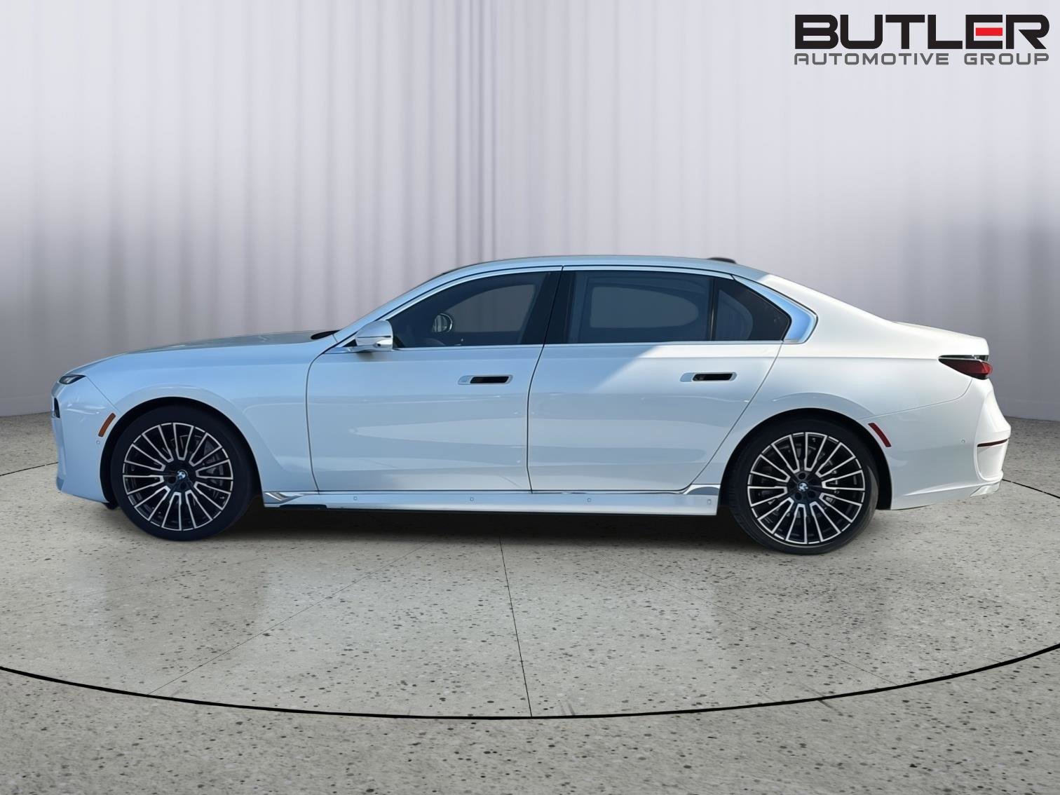 Used 2024 BMW i7 xDrive60 w/ Executive Package image 3