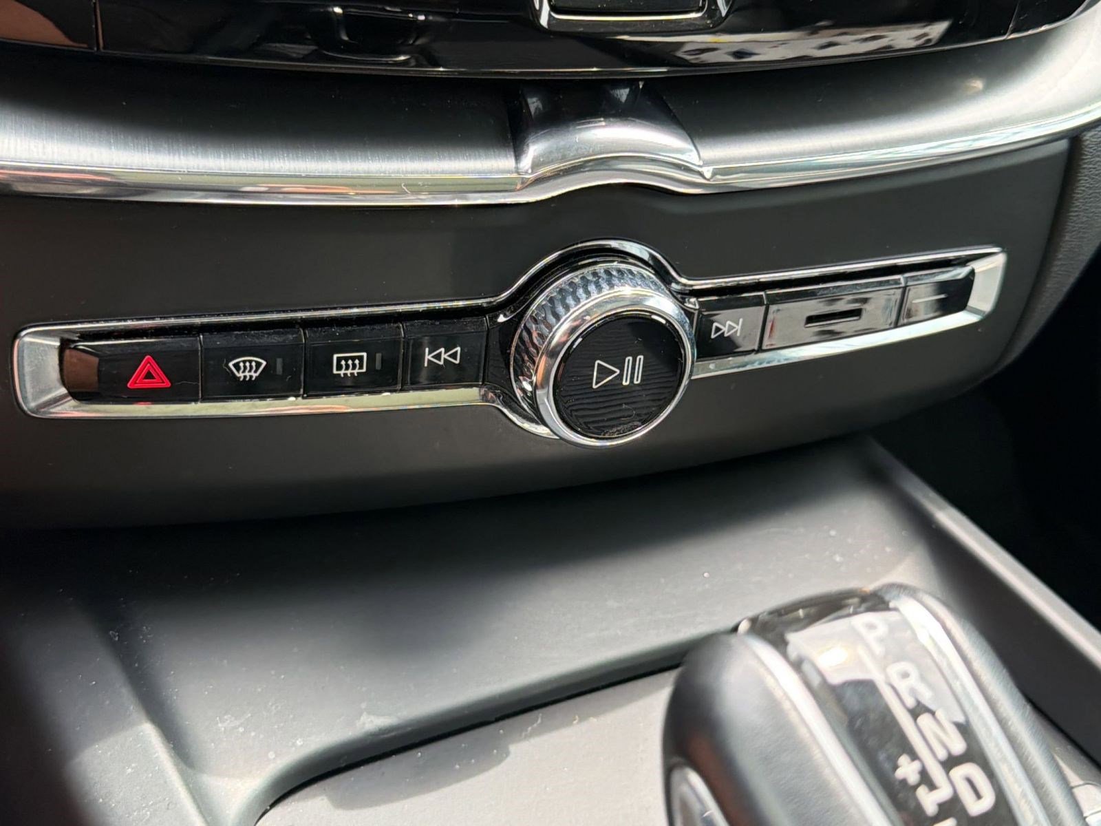 Used 2019 Volvo XC60 T5 Momentum w/ Premium Package FWD image 18