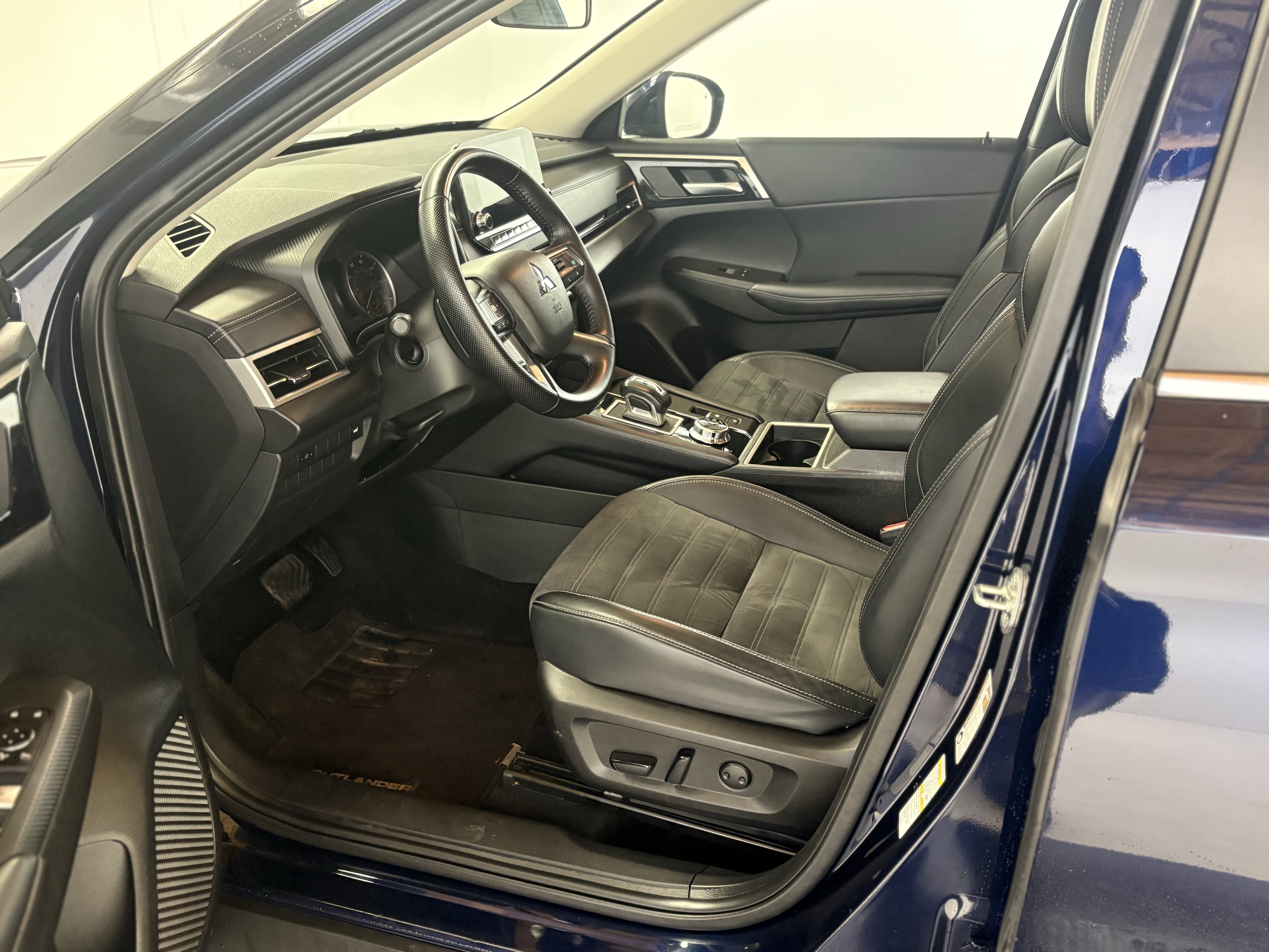 Used 2024 Mitsubishi Outlander SE Black Edition image 51