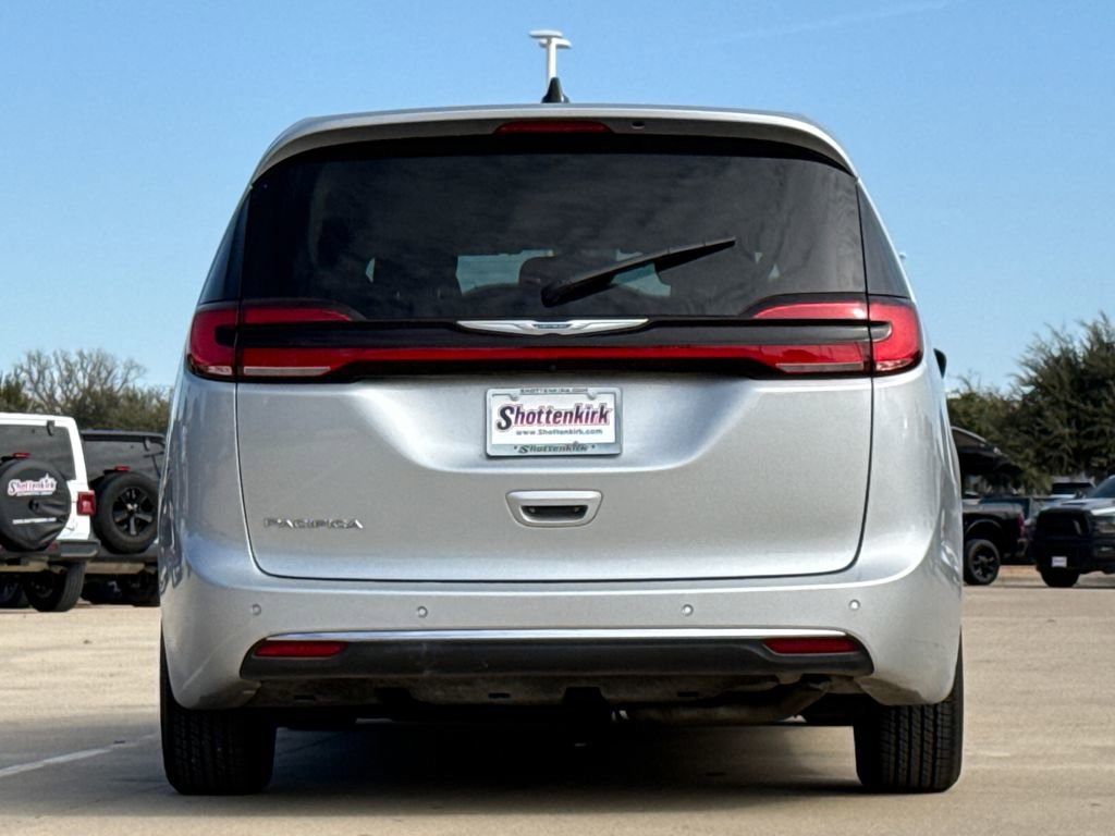 Used 2023 Chrysler Pacifica Touring-L image 7