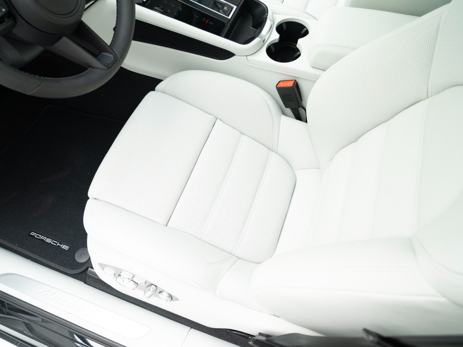 New 2026 Porsche Macan S AWD/4WD image 17