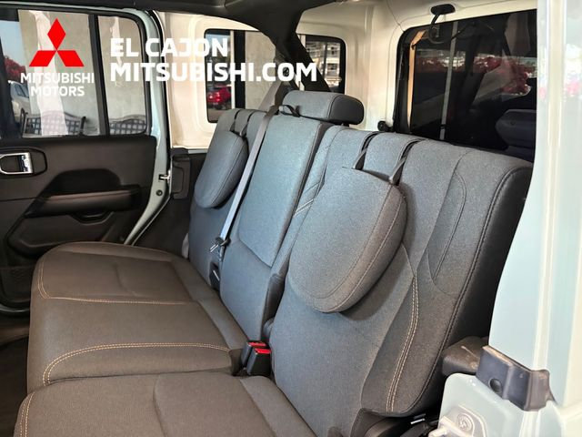 Used 2024 Jeep Wrangler Unlimited Sahara AWD/4WD image 12