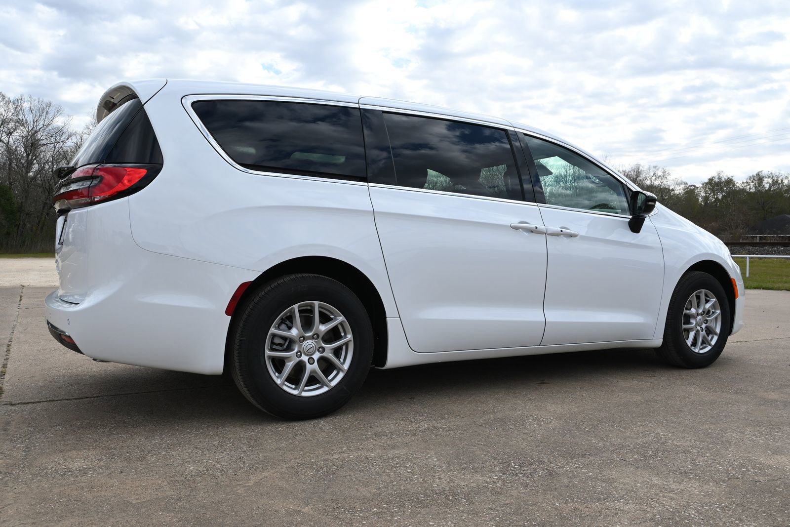 New 2026 Chrysler Pacifica Select image 3