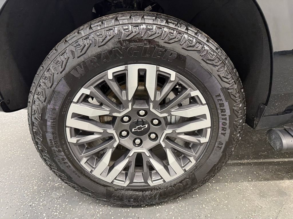 Used 2025 Chevrolet Suburban Z71 image 18