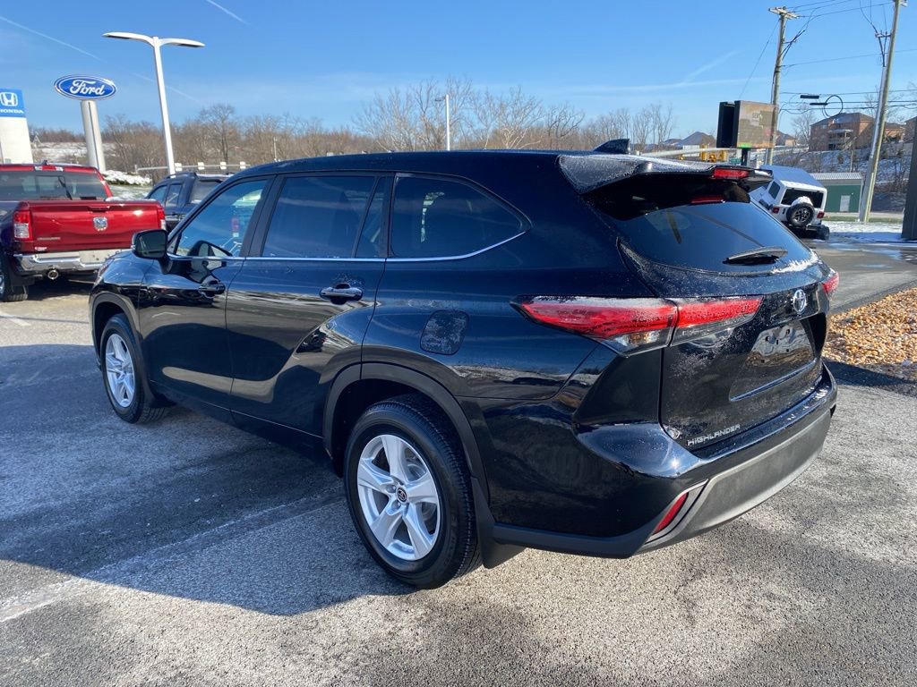 Used 2023 Toyota Highlander LE image 5