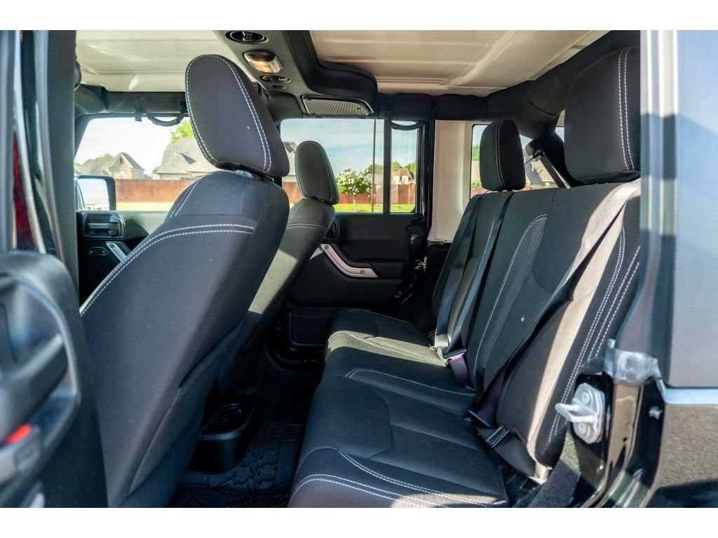Used 2017 Jeep Wrangler Unlimited Sahara w/ Connectivity Group AWD/4WD image 13
